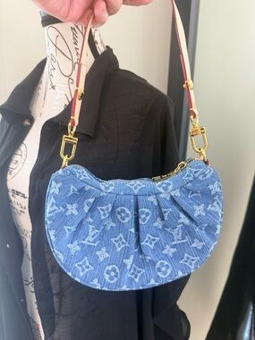 DH Gate Blue Denim Crescent Shoulder Bag with Gold-Tone Hardware w 2 straps.